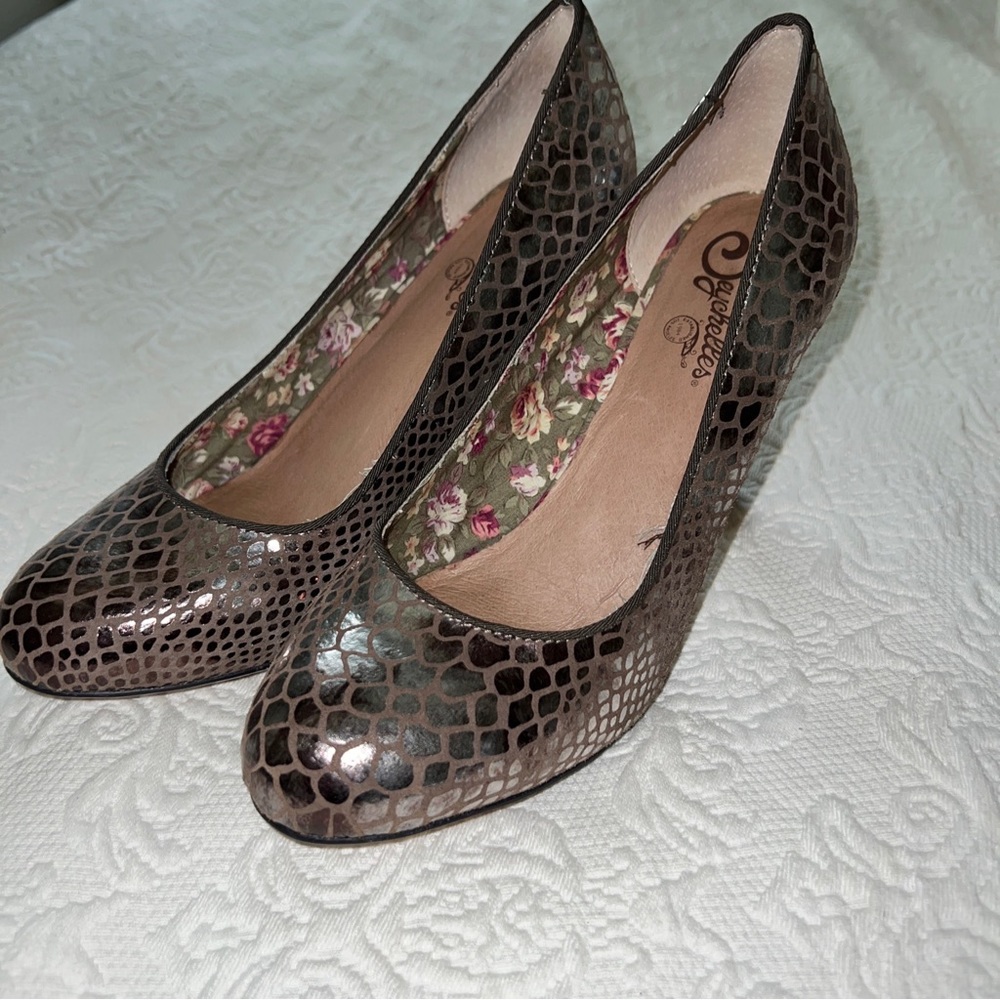 Seychelles Retro Heels Women's US Size 7.5 Taupe bronze Heels snakeskin print